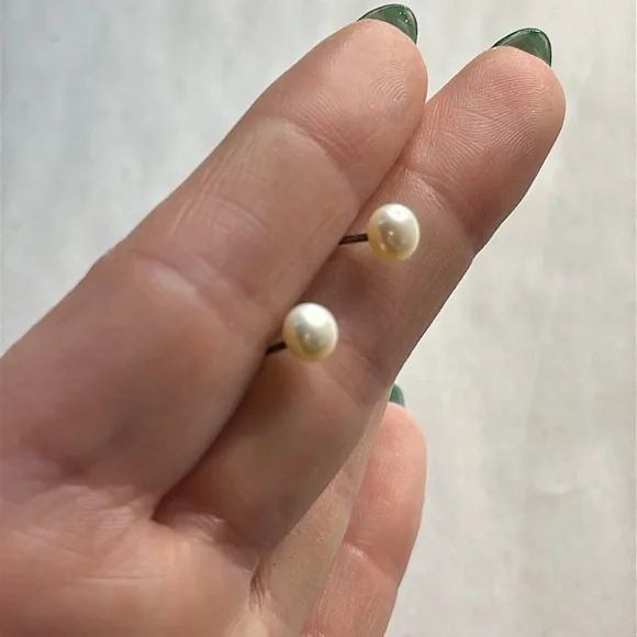 Elegant Cream Genuine Pearl Stud Earrings - Picture 2 of 2